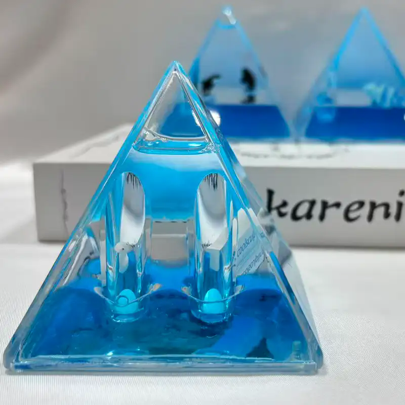 Hoe transformeert Pyramid Liquid Desk Decoration uw werkruimte?